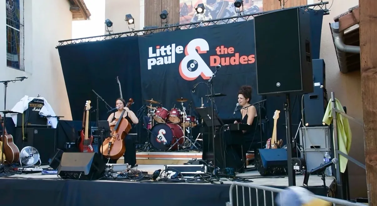 Le duo Nüance sur la scène d'un festival