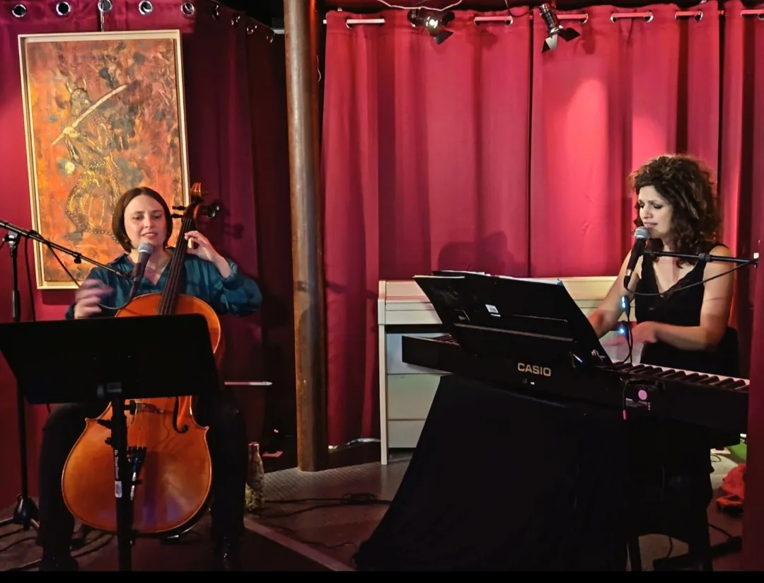 Le duo Nüance en concert, rideau rouge