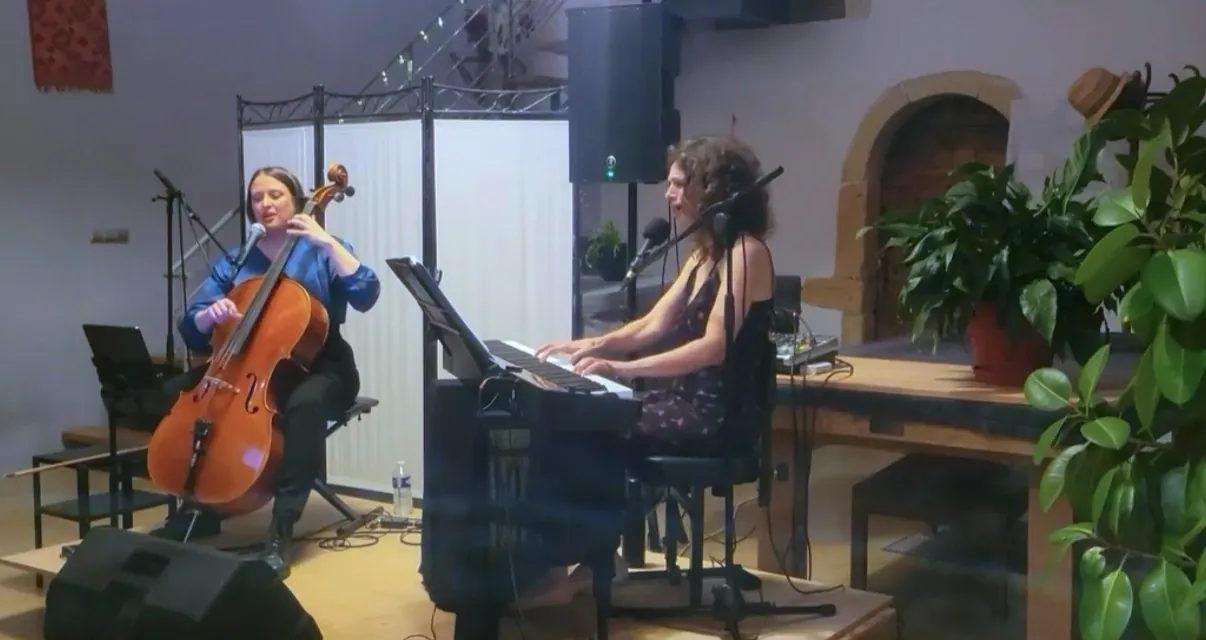 Le duo Nüance en concert dans un salon, piano et violoncelle