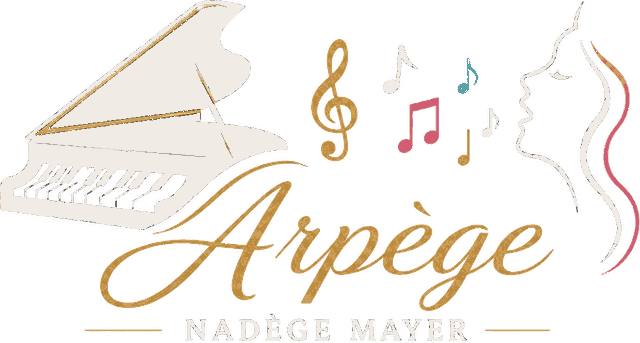 Arpège — Nadège Mayer : piano à queue, notes de musique et profil de chanteuse