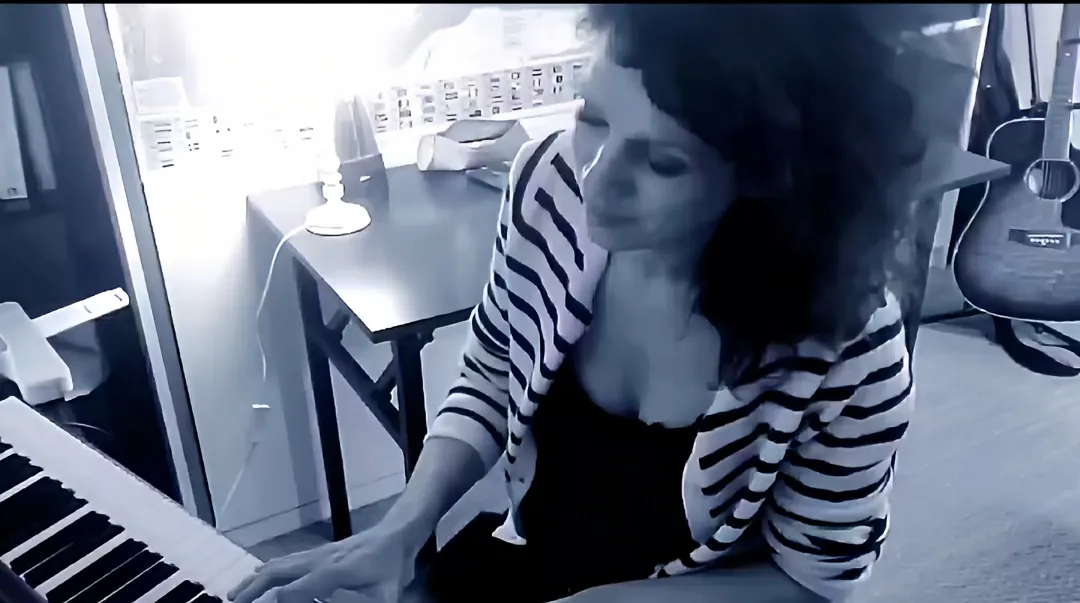 Nadège Mayer au clavier, en noir et blanc