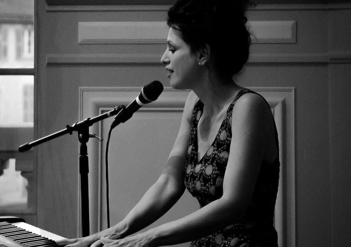 Portrait en noir et blanc de Nadège Mayer au piano